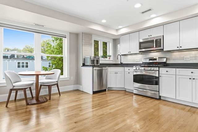 829 Lagrange St 3, Boston, MA 02132