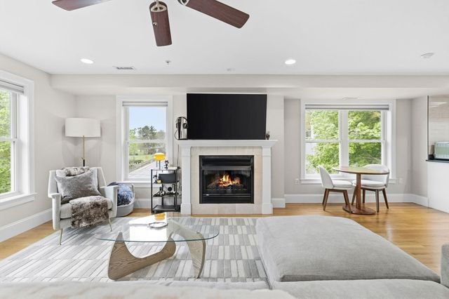 829 Lagrange St 3, Boston, MA 02132