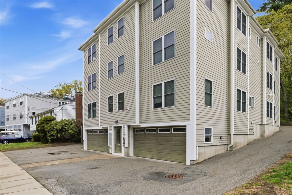 829 Lagrange St 3, Boston, MA 02132