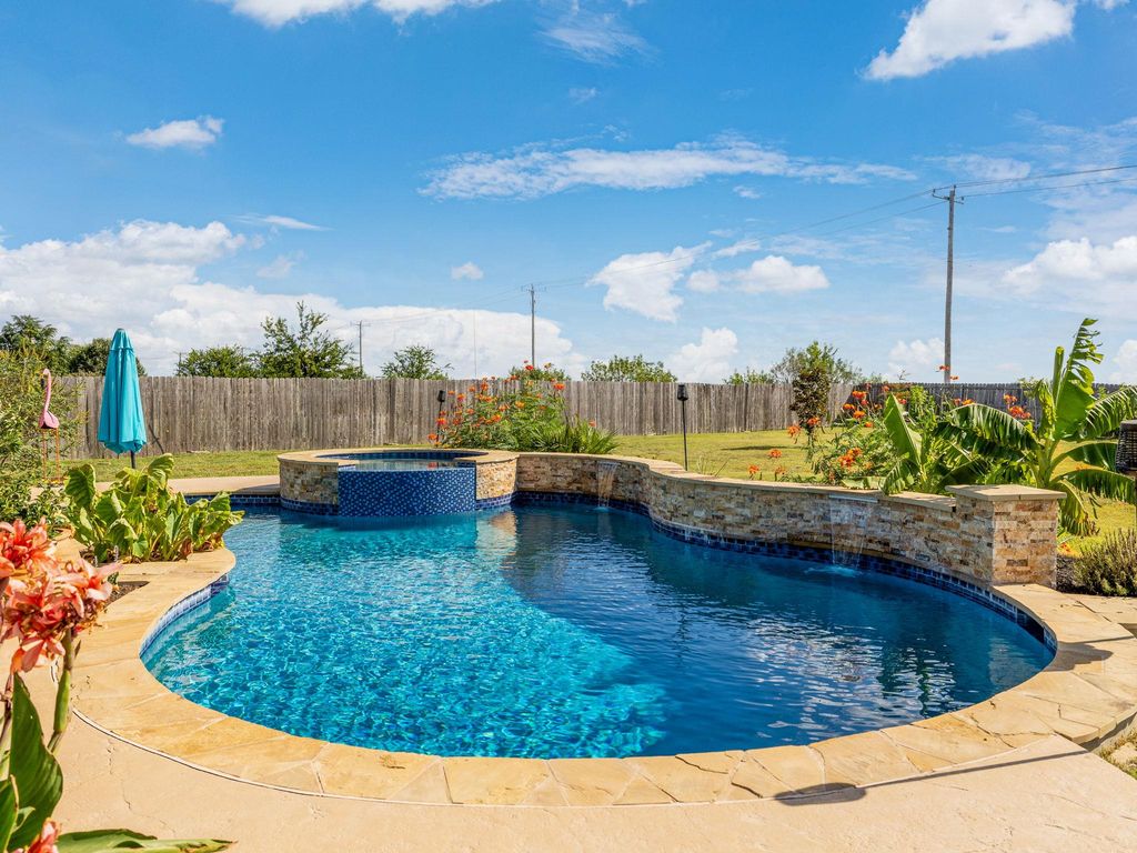 155 Comanche CIR, Hutto, TX 78634