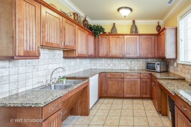 605 Brook Court, Oswego, IL 60543