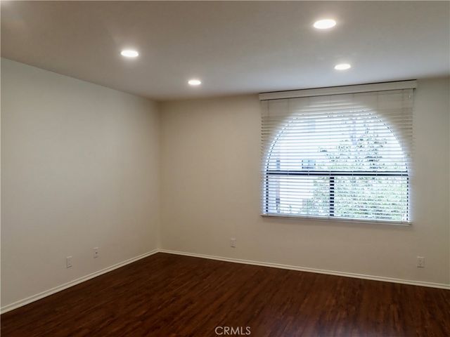 21620 Burbank, Woodland Hills, CA 91367