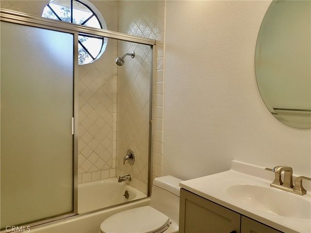 21620 Burbank, Woodland Hills, CA 91367