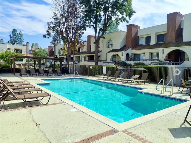 21620 Burbank, Woodland Hills, CA 91367