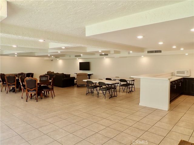 21620 Burbank, Woodland Hills, CA 91367