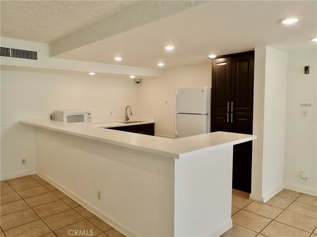 21620 Burbank, Woodland Hills, CA 91367