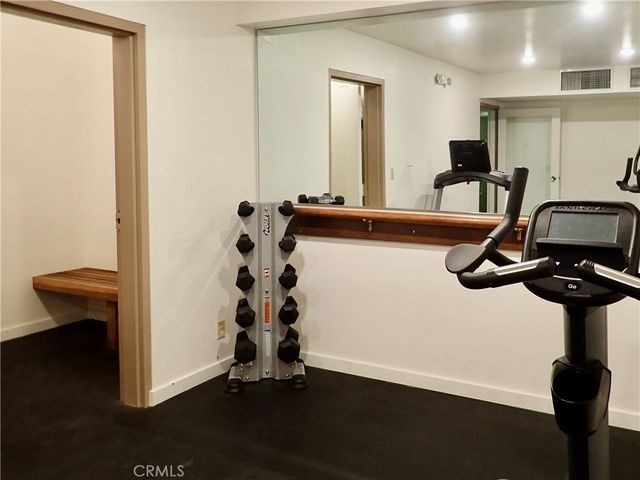 21620 Burbank, Woodland Hills, CA 91367