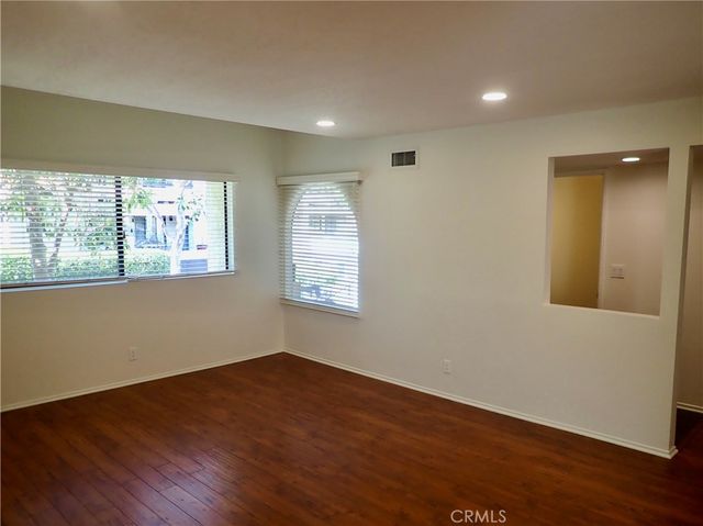 21620 Burbank, Woodland Hills, CA 91367
