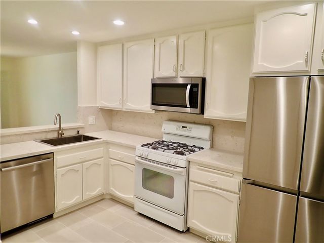 21620 Burbank, Woodland Hills, CA 91367