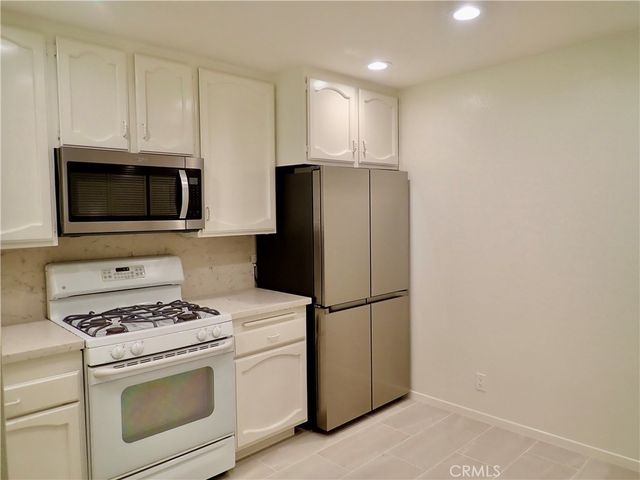 21620 Burbank, Woodland Hills, CA 91367