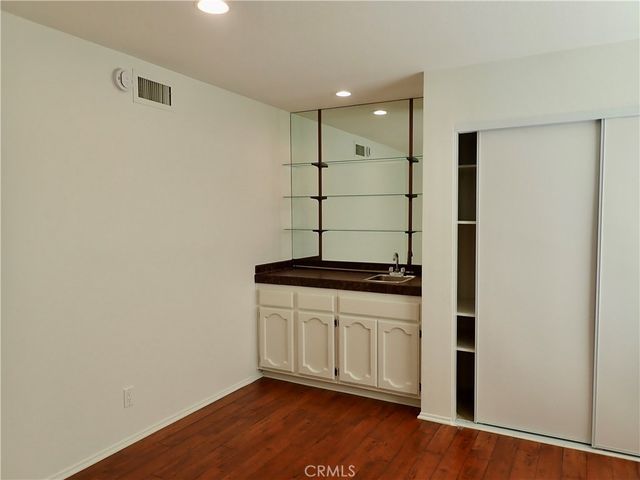 21620 Burbank, Woodland Hills, CA 91367