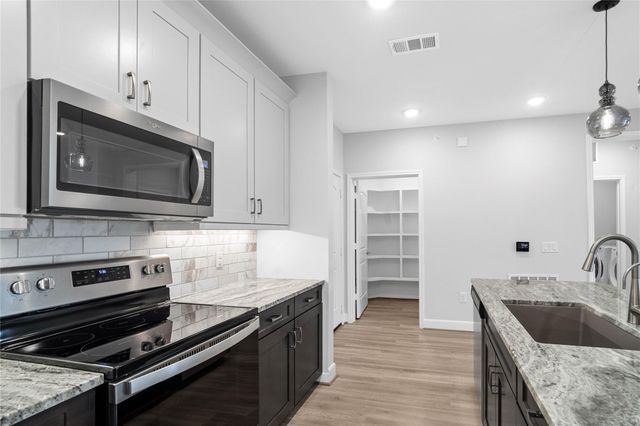 6804 Westview Drive 3205, Houston, TX 77055