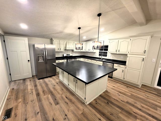 6298 S 200 W, Trafalgar, IN 46181