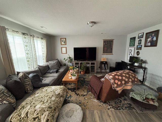 360 Hillside Drive, Pleasant Hill, IA 50327