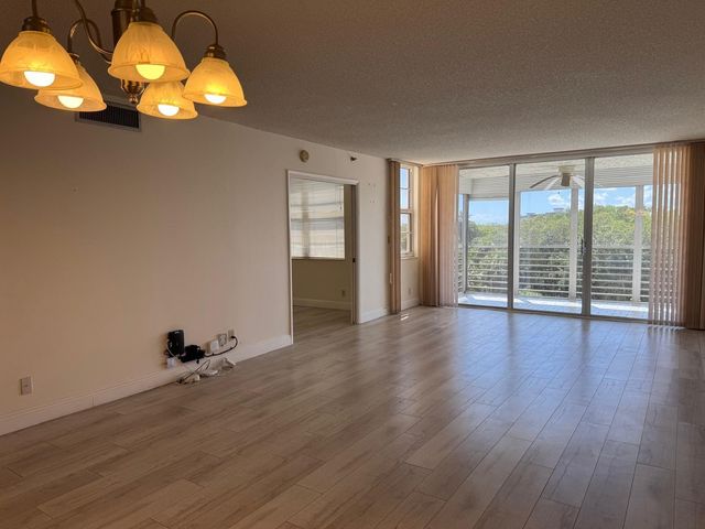 3510 Oaks Way 605, Pompano Beach, FL 33069