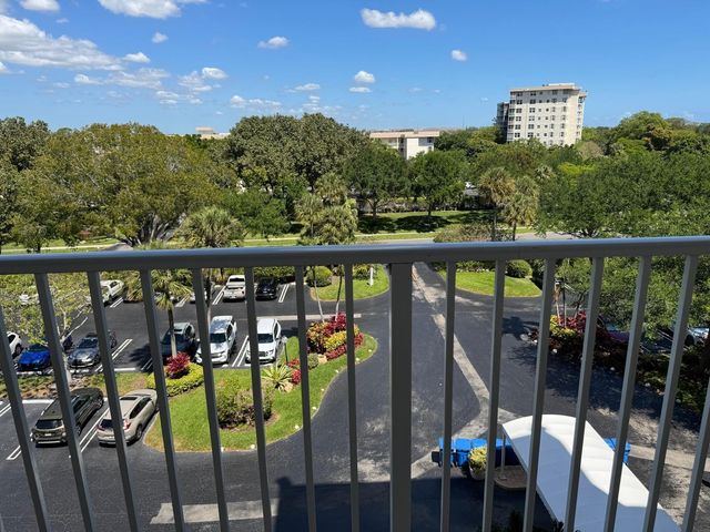 3510 Oaks Way 605, Pompano Beach, FL 33069