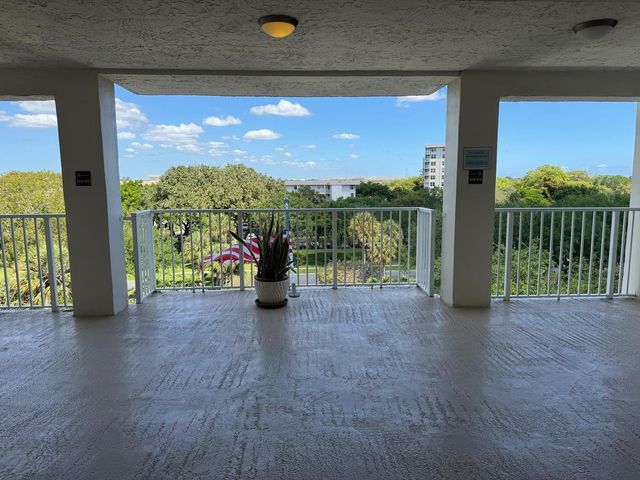 3510 Oaks Way 605, Pompano Beach, FL 33069