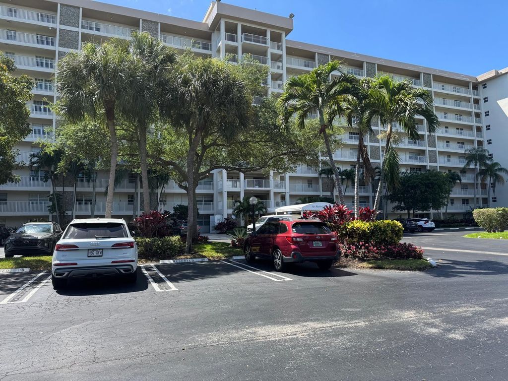 3510 Oaks Way 605, Pompano Beach, FL 33069