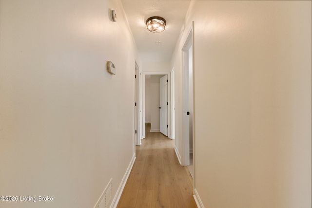 3902 Bristol Oaks Dr, Jeffersontown, KY 40299