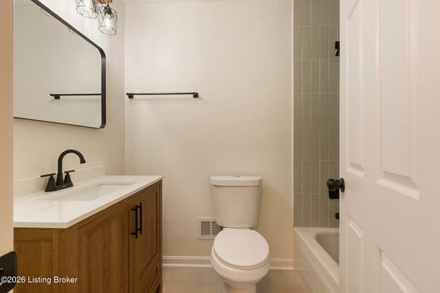 3902 Bristol Oaks Dr, Jeffersontown, KY 40299