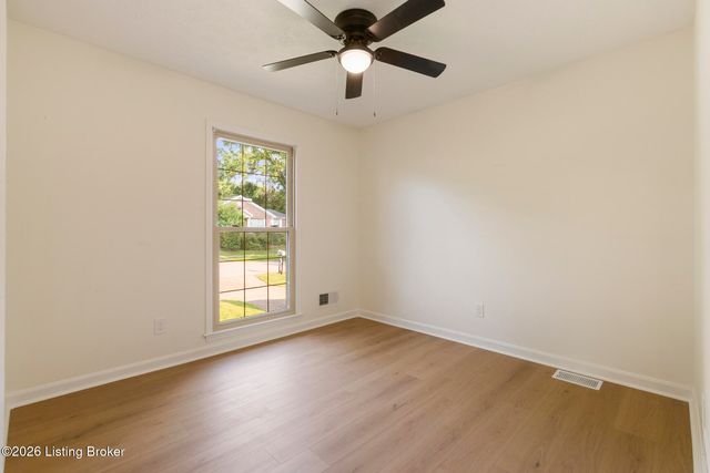 3902 Bristol Oaks Dr, Jeffersontown, KY 40299