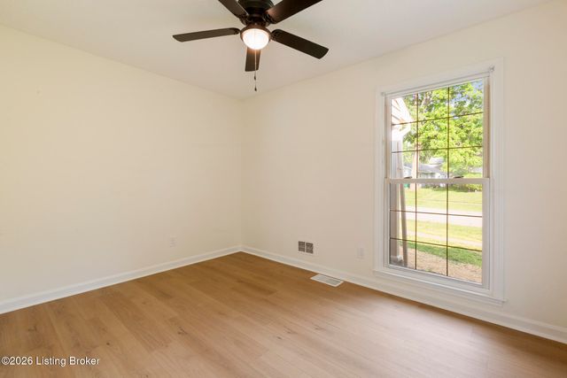 3902 Bristol Oaks Dr, Jeffersontown, KY 40299
