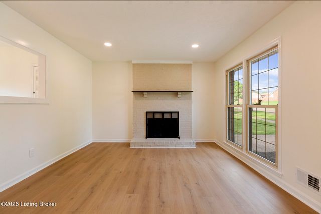 3902 Bristol Oaks Dr, Jeffersontown, KY 40299