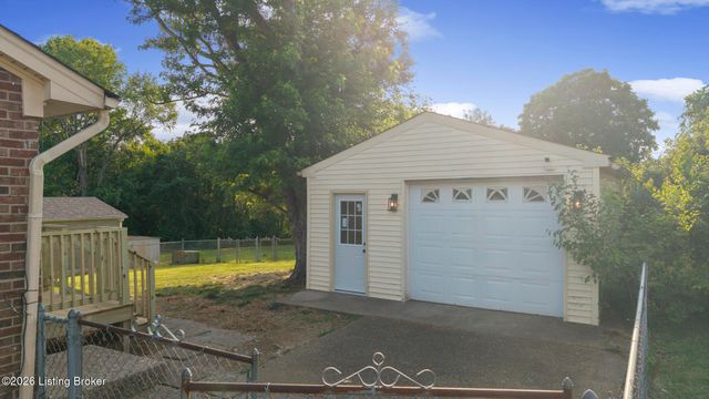 3902 Bristol Oaks Dr, Jeffersontown, KY 40299