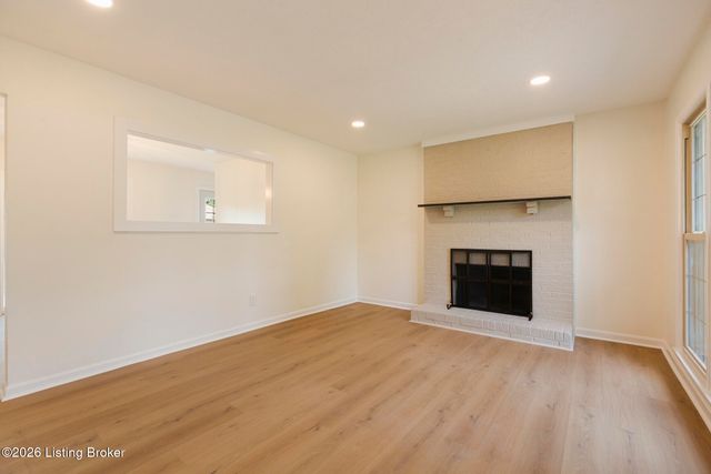 3902 Bristol Oaks Dr, Jeffersontown, KY 40299