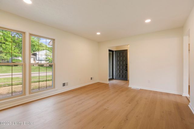 3902 Bristol Oaks Dr, Jeffersontown, KY 40299
