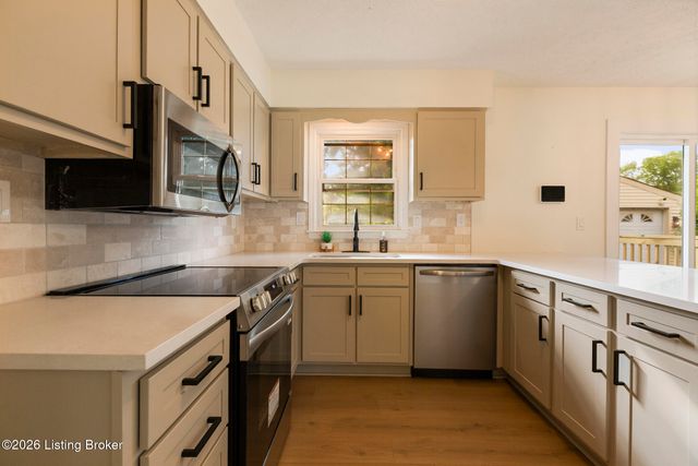 3902 Bristol Oaks Dr, Jeffersontown, KY 40299