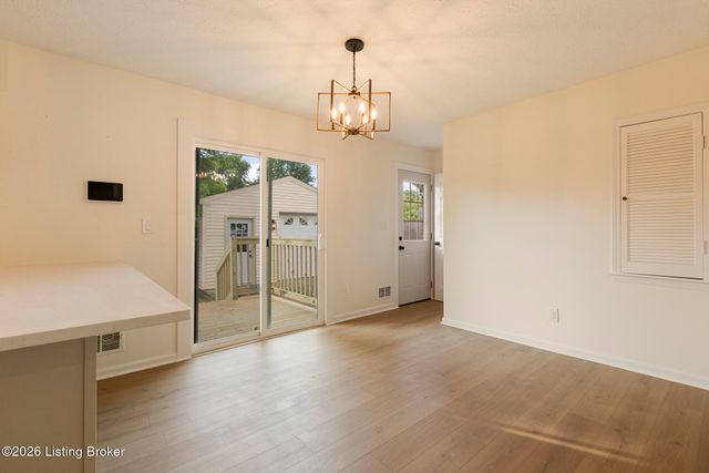 3902 Bristol Oaks Dr, Jeffersontown, KY 40299