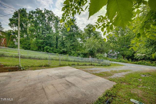 306 West Chestnut Street, Johnson City, TN 37604