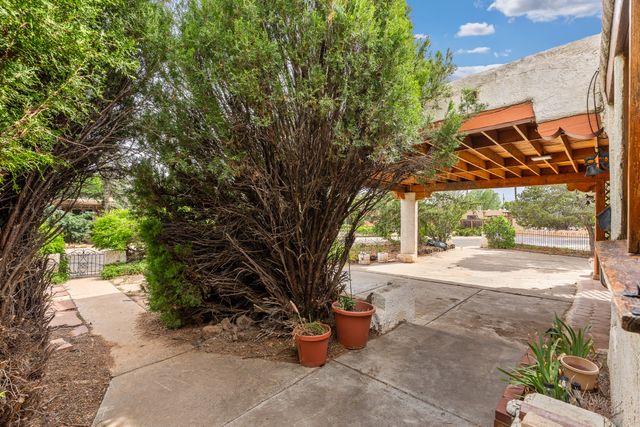 1949 Hano Road, Santa Fe, NM 87505