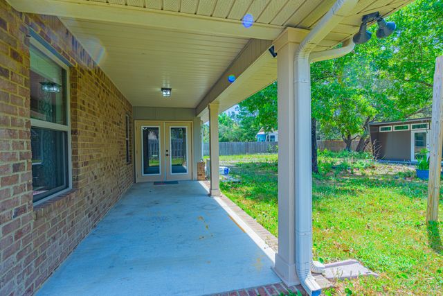 6639 Castlewood Street, Navarre, FL 32566