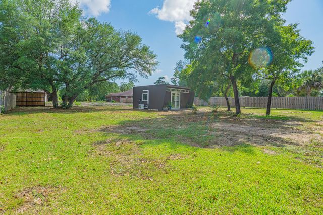 6639 Castlewood Street, Navarre, FL 32566
