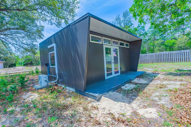 6639 Castlewood Street, Navarre, FL 32566