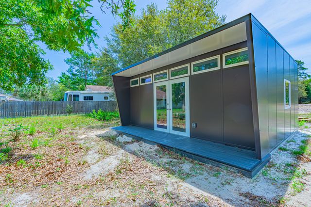 6639 Castlewood Street, Navarre, FL 32566