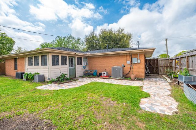 2428 9th Street N, Texas City, TX 77590