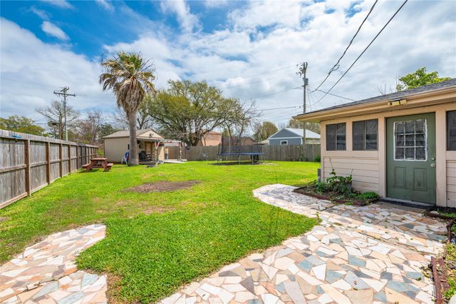 2428 9th Street N, Texas City, TX 77590