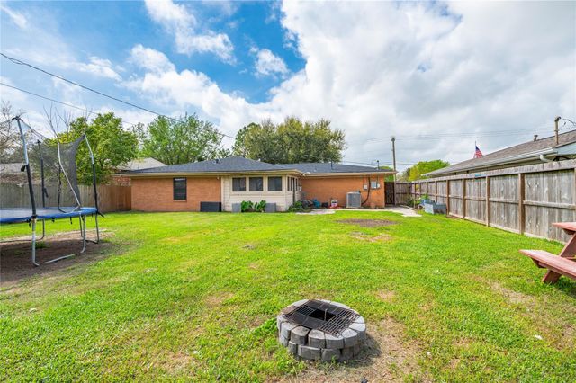 2428 9th Street N, Texas City, TX 77590