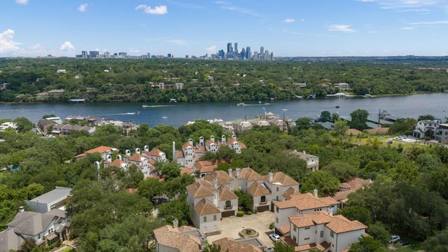 1910 Rue De St Tropez 6, Austin, TX 78746