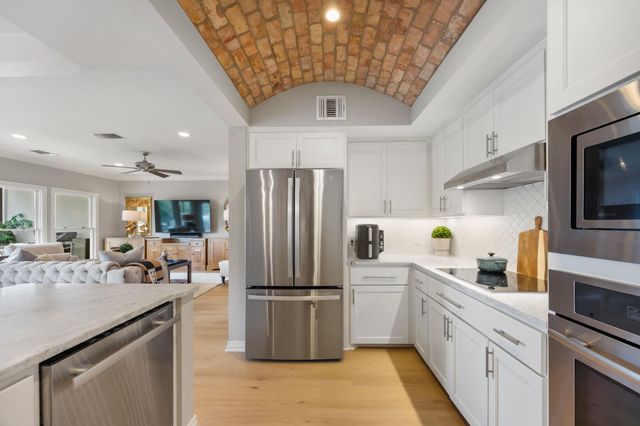 1910 Rue De St Tropez 6, Austin, TX 78746
