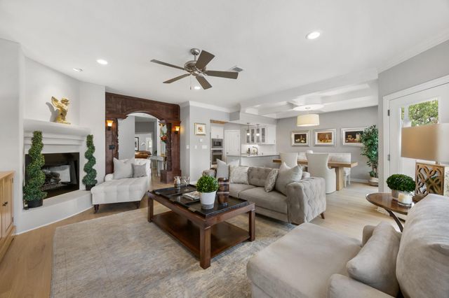1910 Rue De St Tropez 6, Austin, TX 78746