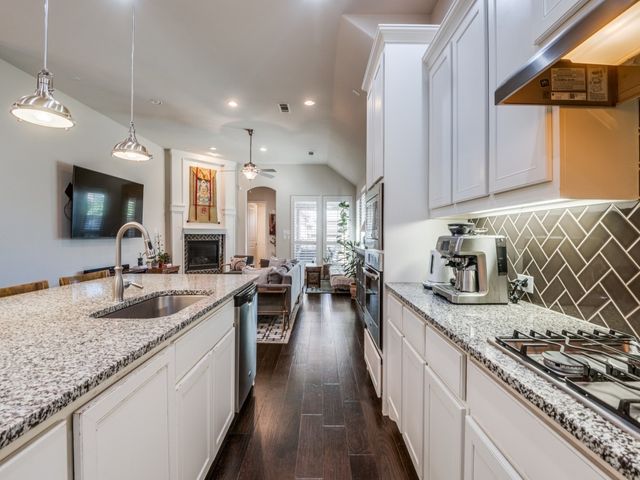 915 Enchanted Wood Drive, Arlington, TX 76005