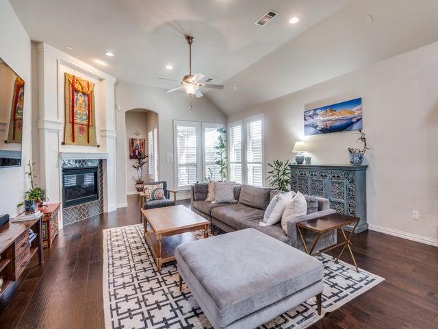 915 Enchanted Wood Drive, Arlington, TX 76005