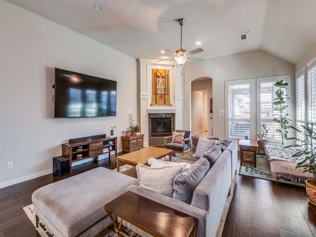 915 Enchanted Wood Drive, Arlington, TX 76005