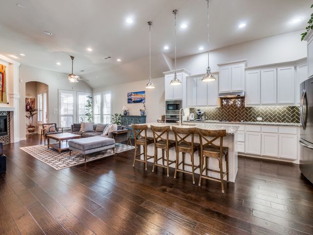 915 Enchanted Wood Drive, Arlington, TX 76005