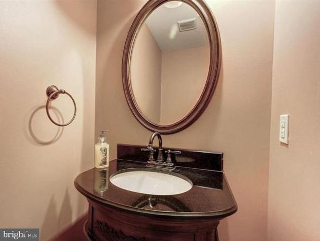 2541 BANSHIRE DR, Herndon, VA 20171