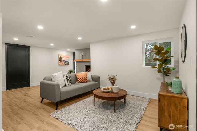 7017 NE 155th Place, Kenmore, WA 98028